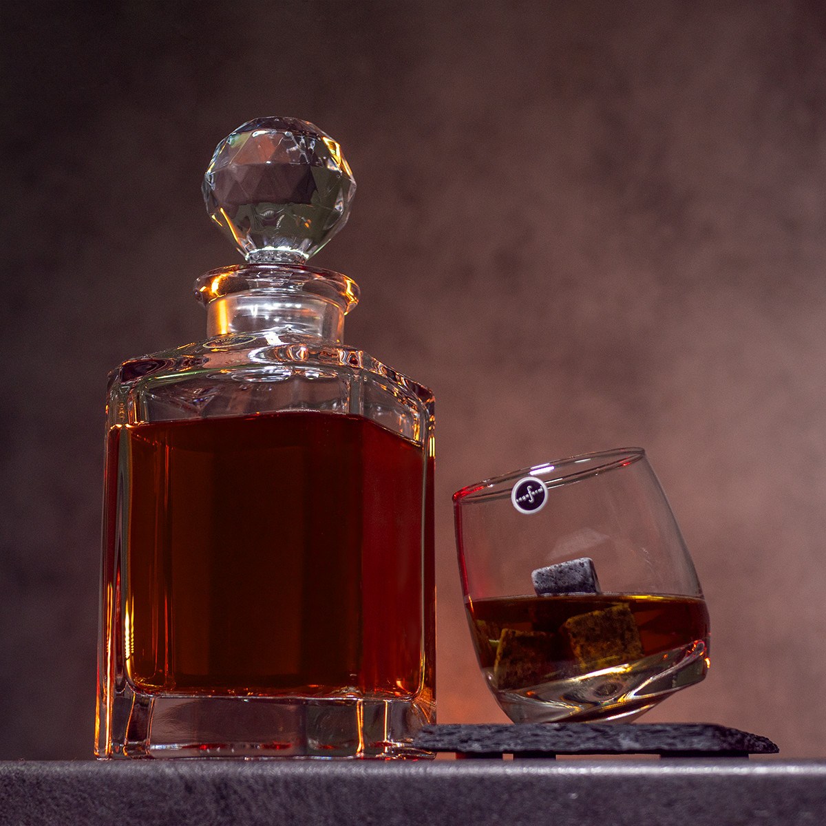 Sada na luxusní alkohol s křišťálovou karafou z českého skla 800 ml
