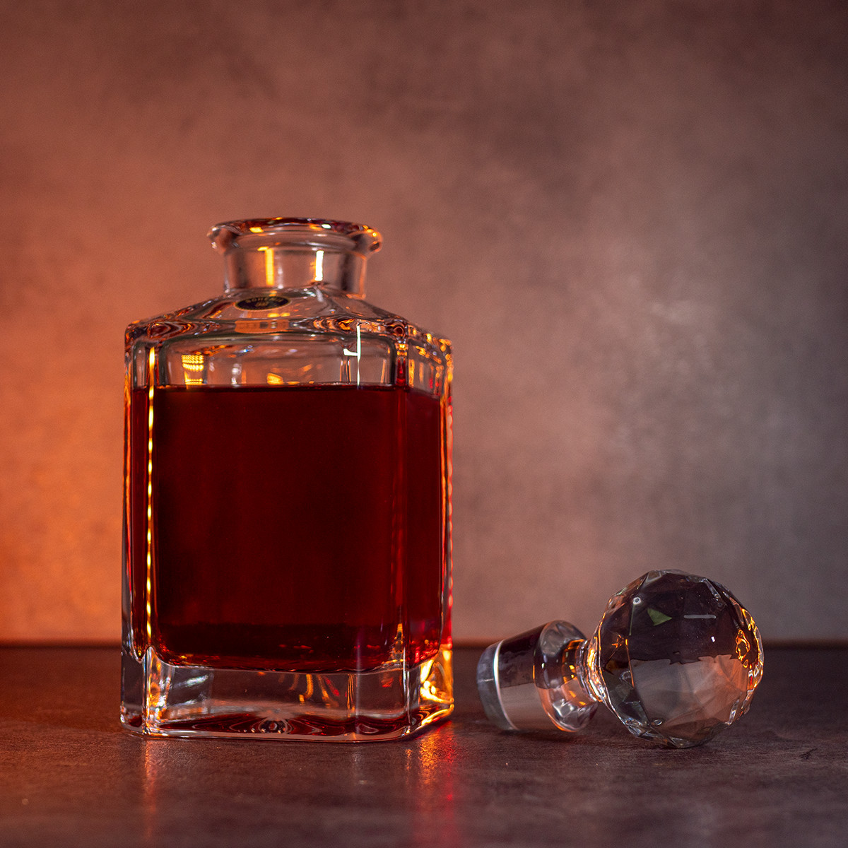 Křišťálová karafa z českého skla na luxusní alkohol 800 ml