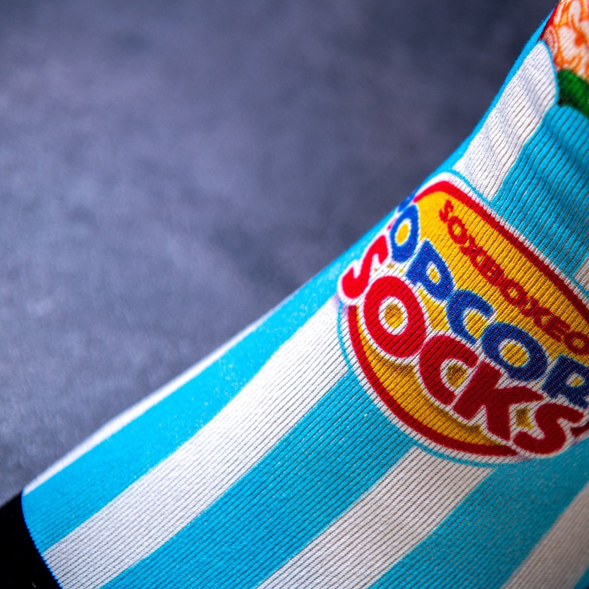 Modrobílá plechovka s ponožkami Popcorn Socks