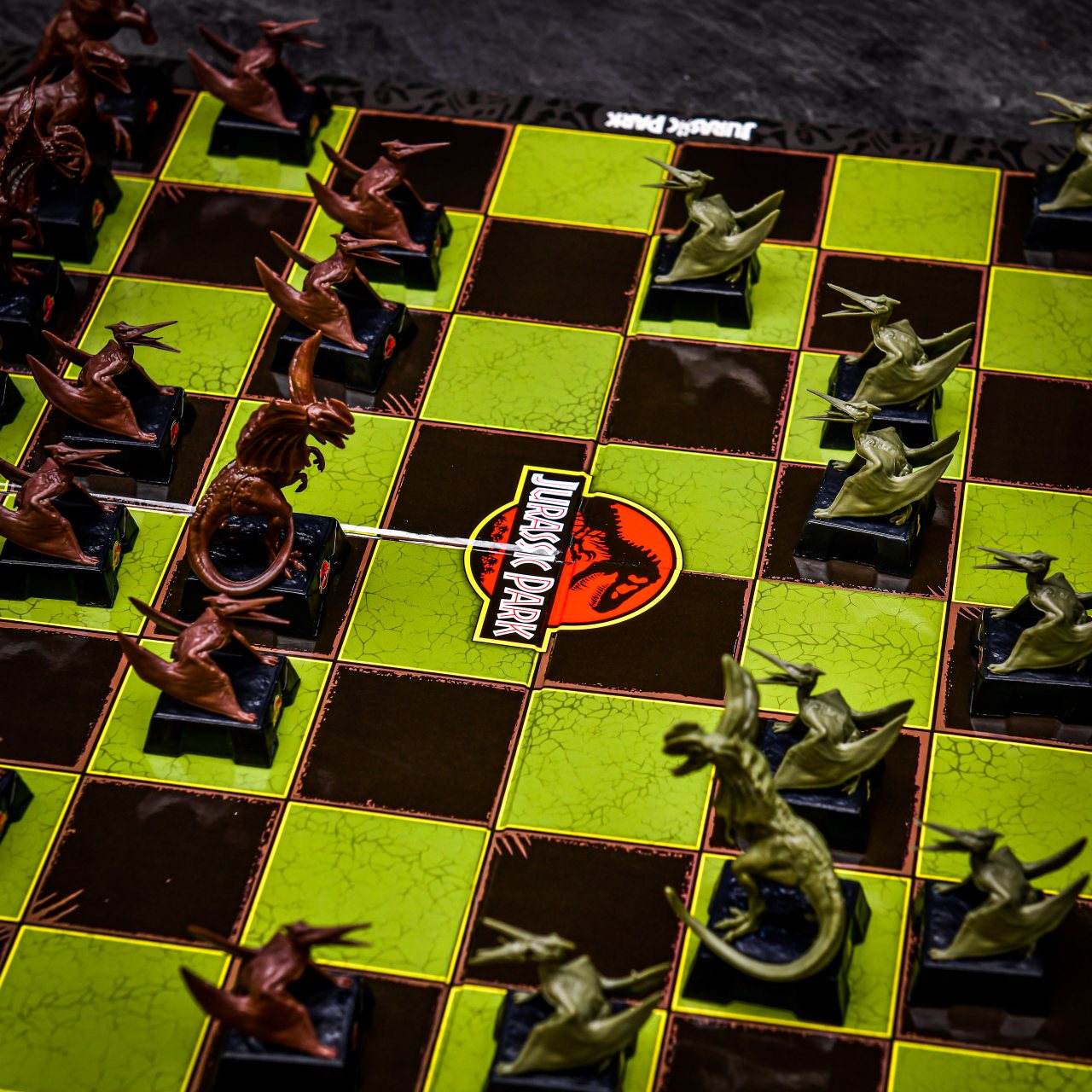 Jurassic Park Chess Set Dinosaurs - Šachy Jurský park
