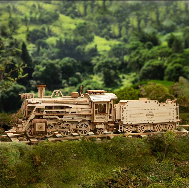 Dřevěný model parní lokomotivy