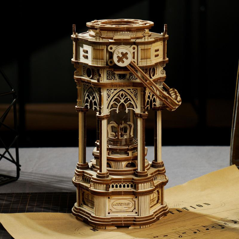 Dřevěný hrací model viktoriánské lucerny
