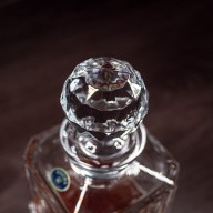 Křišťálová karafa z českého skla na luxusní alkohol 800 ml