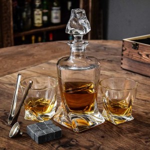 Set mit Whisky - Rum karaffe - Verdrehtes Glas