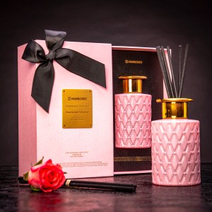 Eleganter Aroma-Diffusor mit Schleife und Golddruck sowie intensivem Duft – Rose Garden Collection 150 ml